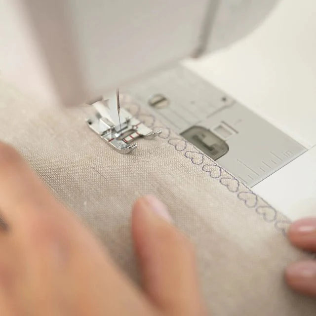 HUSQVARNA VIKING DESIGNER QUARTZ 29 Sewing & Embroidery Machine